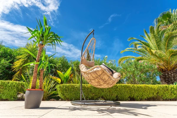 Suspended swing chair for relaxing in a luxury garden, bottom view with a flowerpot. — Stock Photo, Image