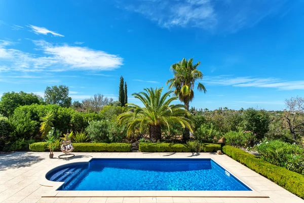 Piscina de lujo con tumbonas. Para relajarse y nadar. Imagen De Stock