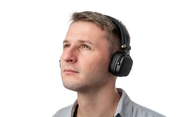 若い男DJ 、ヨーロッパ、ヘッドフォンで白い背景に、音楽に耳を傾け、楽しみを持っている. — ストック写真