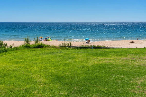 Resort Luxusstrände, Golfplätze mit Palmen, mit Blick auf das Meer für Touristen zum Entspannen. — Stockfoto