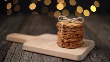 Noel için bir yığın organik yulaf ezmeli kurabiye ve parlak ışık. Yakın plan..