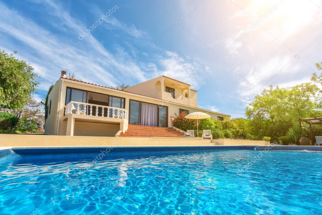 A luxury pool with clear blue water overlooking the garden villa. For rent to tourists.