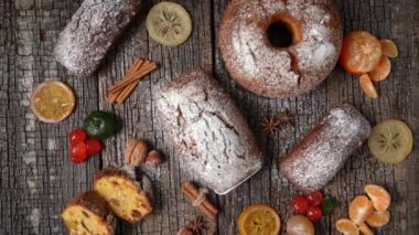 Noel kompozisyonu kurumuş meyveler ve mandalinalı, ahşap dokulu bir masada baharatlarla süslenmiş. Noel 'de.