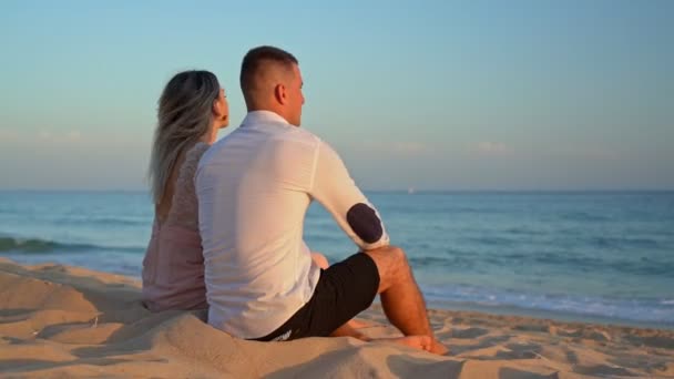 Sposi novelli, giovane coppia a San Valentino, in un romantico incontro al mare al tramonto. — Video Stock