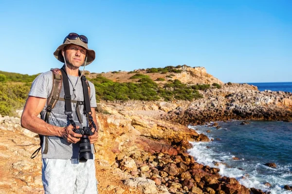 在海滨带着相机的男性摄影师旅行者，肖像. — 图库照片
