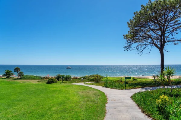 Resort luxe stranden, golfbanen met palmbomen, met uitzicht op de zee voor toeristen om te ontspannen. Algarve van Portugal — Stockfoto