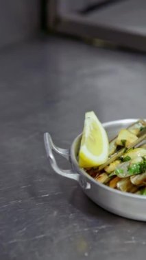 Şef ahtapotun üstüne tatlı patates koyarak mancınık pişiriyor. Yatay video. Yakın plan..
