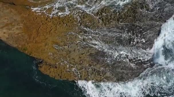 Vídeo aéreo nostálgico, en cámara lenta del mar, las olas rodan suavemente a orillas rocosas del Océano Atlántico Pacífico. — Vídeo de stock