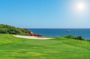 Lüks plajlar, palmiye ağaçlı golf sahaları turistlerin dinlenmesi için denize bakan yerler. Portekiz Algarve