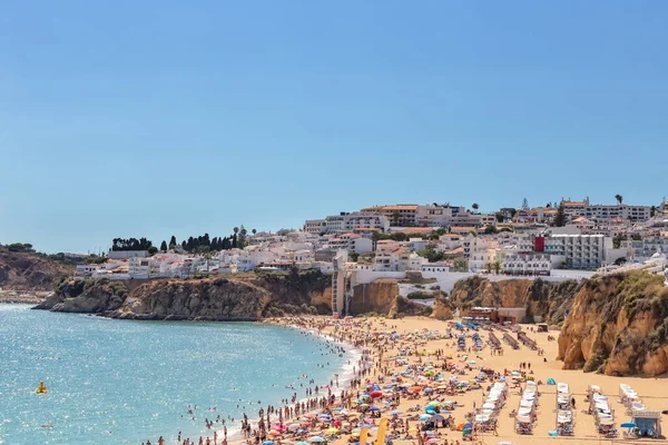 Turystyczne portugalskie miasto Albufeira nad brzegiem Oceanu Atlantyckiego, w sezonie letnim. Algarve Przewodniczący. — Zdjęcie stockowe