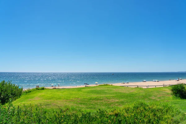 Resort plages de luxe, terrains de golf avec palmiers, surplombant la mer pour les touristes de se détendre. Portugal Algarve — Photo