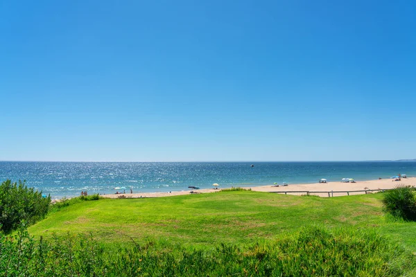 Resort luxe stranden, golfbanen met palmbomen, met uitzicht op de zee voor toeristen om te ontspannen. Algarve van Portugal — Stockfoto