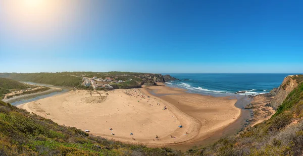 Encantadora vista panorámica de la playa portuguesa del pueblo de Odeceixe con los turistas en verano. —  Fotos de Stock