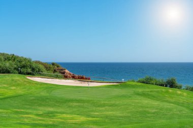 Lüks plajlar, palmiye ağaçlı golf sahaları turistlerin dinlenmesi için denize bakan yerler. Portekiz Algarve