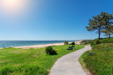 Lüks plajlar, palmiye ağaçlı golf sahaları turistlerin dinlenmesi için denize bakan yerler. Portekiz Algarve