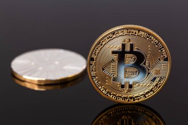 Siyah arka planda izole edilmiş bitcoin sembollü şifreli altın sikke. Siyah arka planda para. Kripto Para Birimi Kavramı.