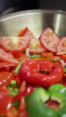 Cataplan, bir Portekiz yemeği. Sebzeler ateşte pişiyor. Dikey video.