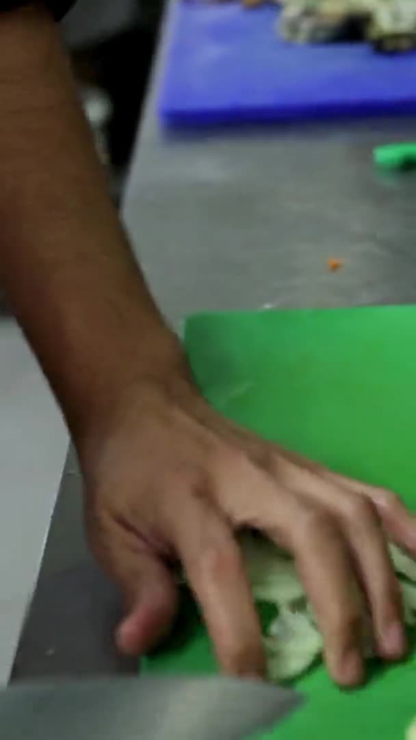 Ökologisches frisches Gemüse wird vom Koch zum Kochen geschnitten. Vertikales Video. — Stockvideo
