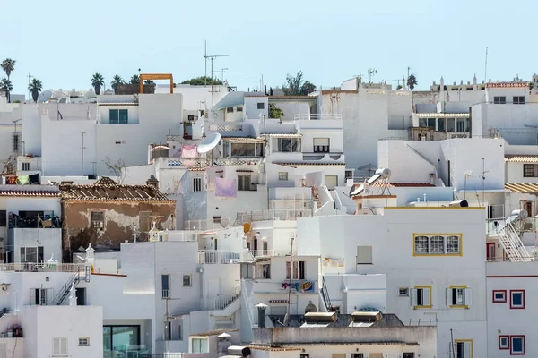 プライア・ドス・ペカドーレスの人口の多い地域における住宅街の都市写真,アルブフェイラ,ポルトガル. — ストック写真