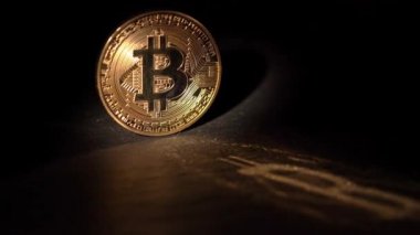 Parlak bitcoin dönen ve ışığı yansıtan, ahşap bir yüzey. engelleme zinciri