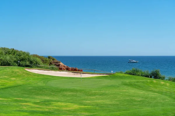 Resort playas de lujo, campos de golf con palmeras, con vistas al mar para que los turistas se relajen. Portugal algarve —  Fotos de Stock