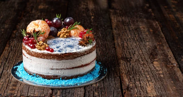 Delicioso bolo de frutas feito de ingredientes deliciosos e creme, em um fundo texturizado de madeira. Close-up. — Fotografia de Stock