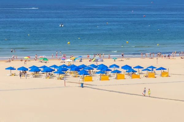 Bonito tiro de playa aérea limpia con un montón de sombrillas principalmente azul y un agua clara y el cielo. —  Fotos de Stock