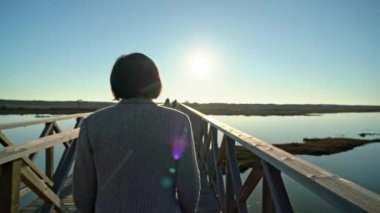 Nehir kıyısında sahil kenarında yürüyen iki kadın ve önünde insanlar var. Sao Lourenco Quinta de Lago, Almancil. Portekiz