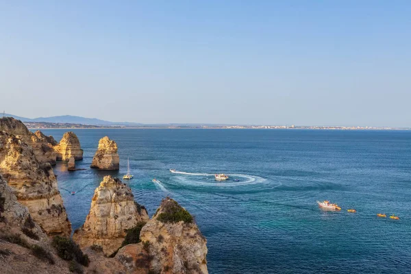Vista panoramica sull'oceano dalle scogliere rocciose di Ponta da Piedade a Lagos, Portogallo. — Foto Stock
