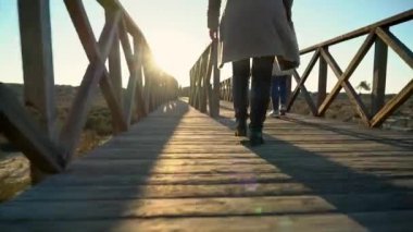 Nehir kıyısında sahil kenarında yürüyen iki kadın ve önünde insanlar var. Sao Lourenco Quinta de Lago, Almancil. Portekiz