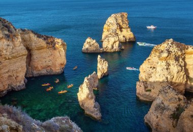 Ponta da Piedade, Lagos, Portekiz 'de kayak manzaralı sahil manzarası.