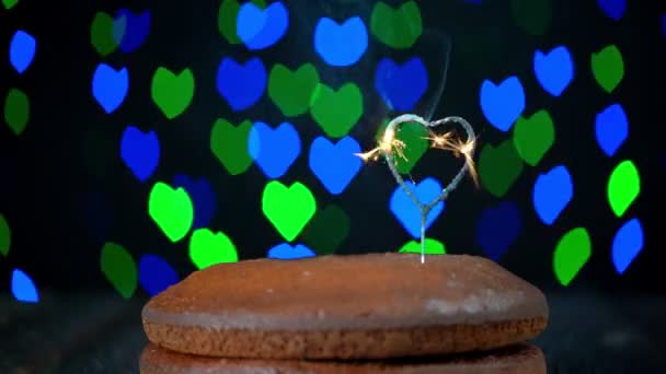 Brillanti a forma di cuore bruciano, un simbolo romantico per San Valentino. Sullo sfondo, luci sfocate, bokeh di cuori lampeggiano. — Video Stock