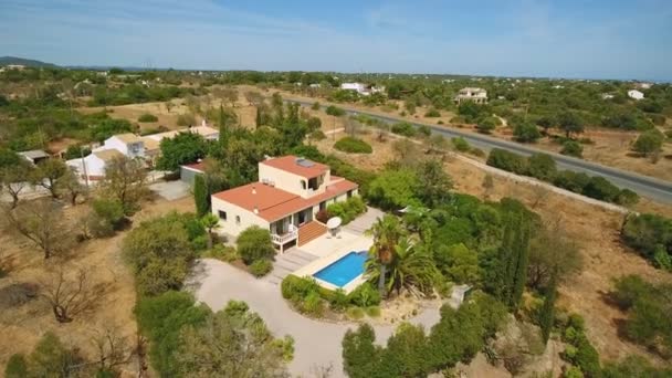 Vidéo aérienne d'une villa de luxe privée, d'une délicieuse piscine et d'une belle végétation verte. — Video