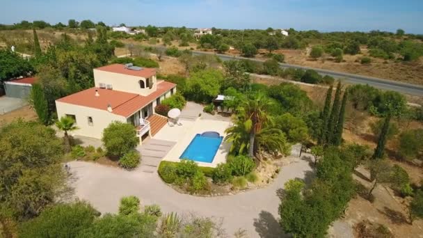 Video aereo di villa privata di lusso, una deliziosa piscina e qualche bella vegetazione verde. — Video Stock