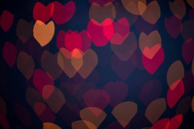 Çok renkli bulanık kalpler, Bokeh, siyah arka planda ışıklar, Sevgililer Günü için aşkın sembolü..