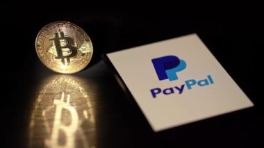 Paypal ile işbirliğinin reklamını yapmak için çekilen bitcoin, internet tabanlı dijital para transferi servisidir. CIRCA 2020. Portekiz Faro 20 Ocak 2021 