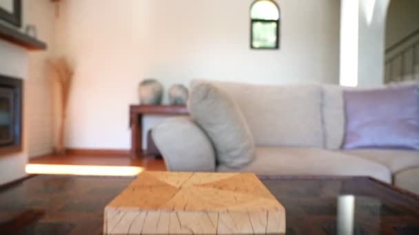Tirado en movimiento sobre un sofá con algunas almohadas, en una sala de estar moderna, para mostrar una escalera en la parte posterior. — Vídeos de Stock