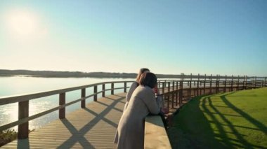 İki kadın nehir kıyısındaki bir kaldırımda iletişim kuruyor. Sao Lourenco Quinta de Lago, Almancil. Portekiz