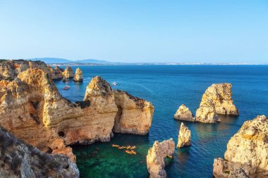 Ponta da Piedade, Lagos, Portekiz 'de kayak manzaralı sahil manzarası.