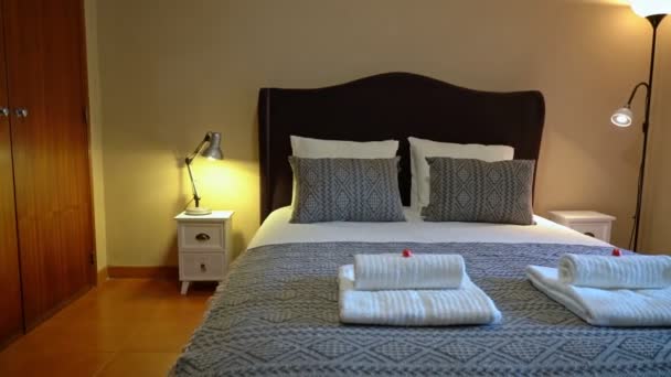 Powiększ poduszki umieszczone na łóżku w naturalnie dobrze oświetlonej i schludnej nowoczesnej sypialni. — Wideo stockowe