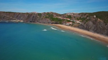 Havadan video çekimi. Arrifana plaj manzarası, Aljezur, Portekiz, Algarve güneşli bir günde. Turistler, sörf ve balıkçılık için ideal bir yer..