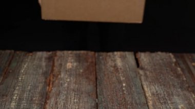 Bir erkek gönüllü karantinadaki insanlara yiyecek ve sebze getiriyor. Ev yalıtımı konsepti. İnsanlar için yemek teslimatı. Salgın COVID-19 kavramı