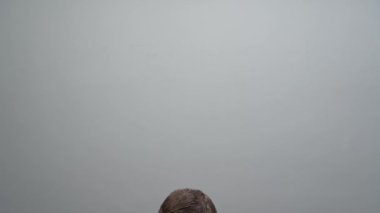 Bir erkek gönüllü karantinadaki insanlara yiyecek ve sebze getiriyor. Ev yalıtımı konsepti. İnsanlar için yemek teslimatı. Salgın COVID-19 kavramı