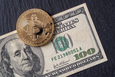 Bitcoin kripto para birimi dolara eşdeğerdir, 100 birimlik bir banknot. Gelecekteki sanal para birimi konsepti. Mermer bir arka planda, yakın plan.
