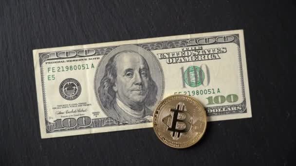 Bitcoin criptomoneda equivalente al dólar, un billete de cien unidades. Futuro concepto de moneda virtual. Sobre un fondo de mármol, primer plano. — Vídeos de Stock