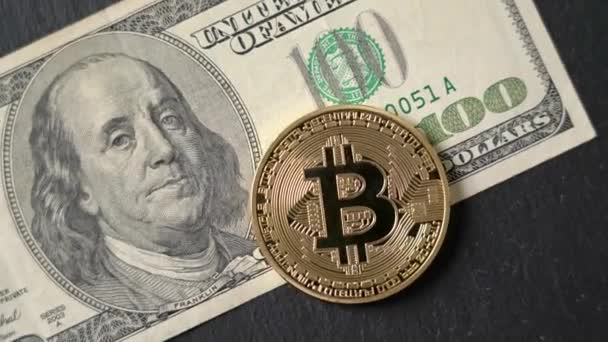 Bitcoin criptomoneda equivalente al dólar, un billete de cien unidades. Futuro concepto de moneda virtual. Sobre un fondo de mármol, primer plano. — Vídeos de Stock