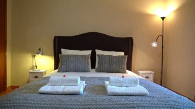 Yatağa yerleştirilmiş yastıklara zum yap. İyi aydınlatılmış ve düzenli modern bir yatak odasına..