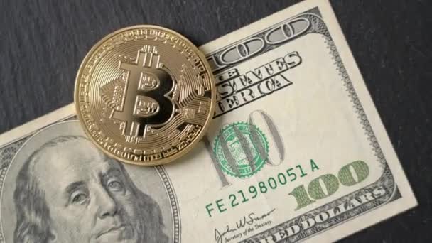 Bitcoin cryptogeld gelijk aan dollar, een bankbiljet van honderd eenheden. Toekomstig concept van virtuele valuta. Op een achtergrond van marmer, close-up. — Stockvideo