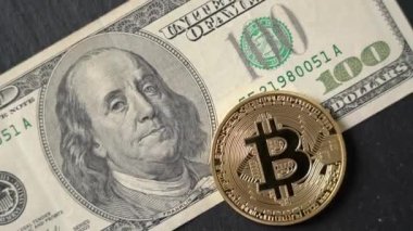 Bitcoin kripto para birimi dolara eşdeğerdir, 100 birimlik bir banknot. Gelecekteki sanal para birimi konsepti. Mermer bir arka planda, yakın plan.