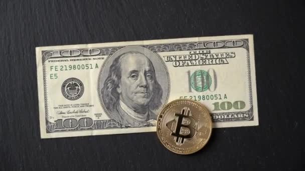 Bitcoin kripto para birimi dolara eşdeğerdir, 100 birimlik bir banknot. Gelecekteki sanal para birimi konsepti. Mermer bir arka planda, yakın plan. — Stok video